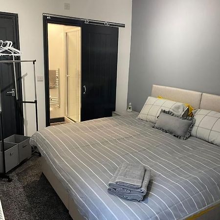 Modern Apartment With En-Suite & Private Kitchen Stoke-on-Trent 外观 照片
