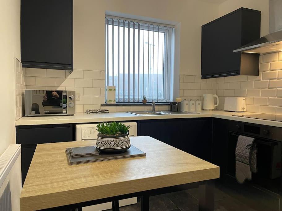 Modern Apartment With En-Suite & Private Kitchen Stoke-on-Trent 外观 照片