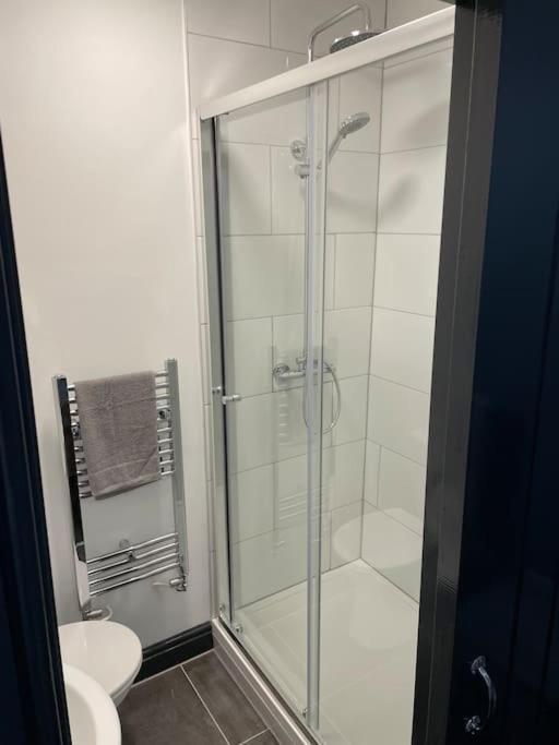 Modern Apartment With En-Suite & Private Kitchen Stoke-on-Trent 外观 照片