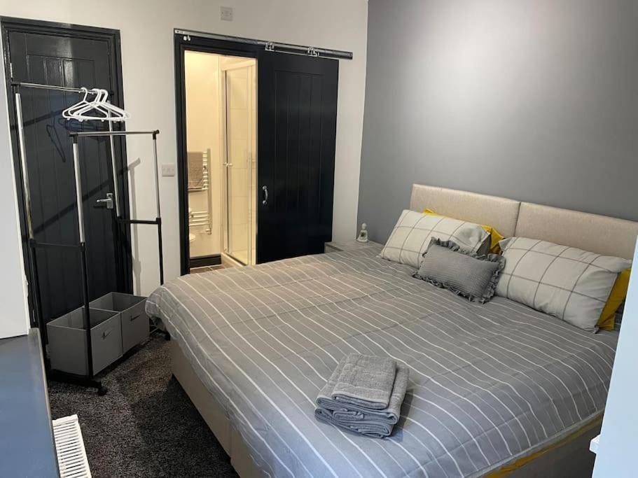 Modern Apartment With En-Suite & Private Kitchen Stoke-on-Trent 外观 照片